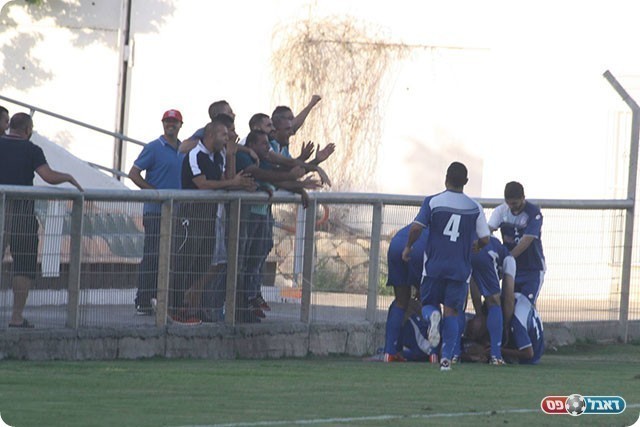 שחקני כאבול חוגגים את השער הרביעי (מיכה פישנזון)